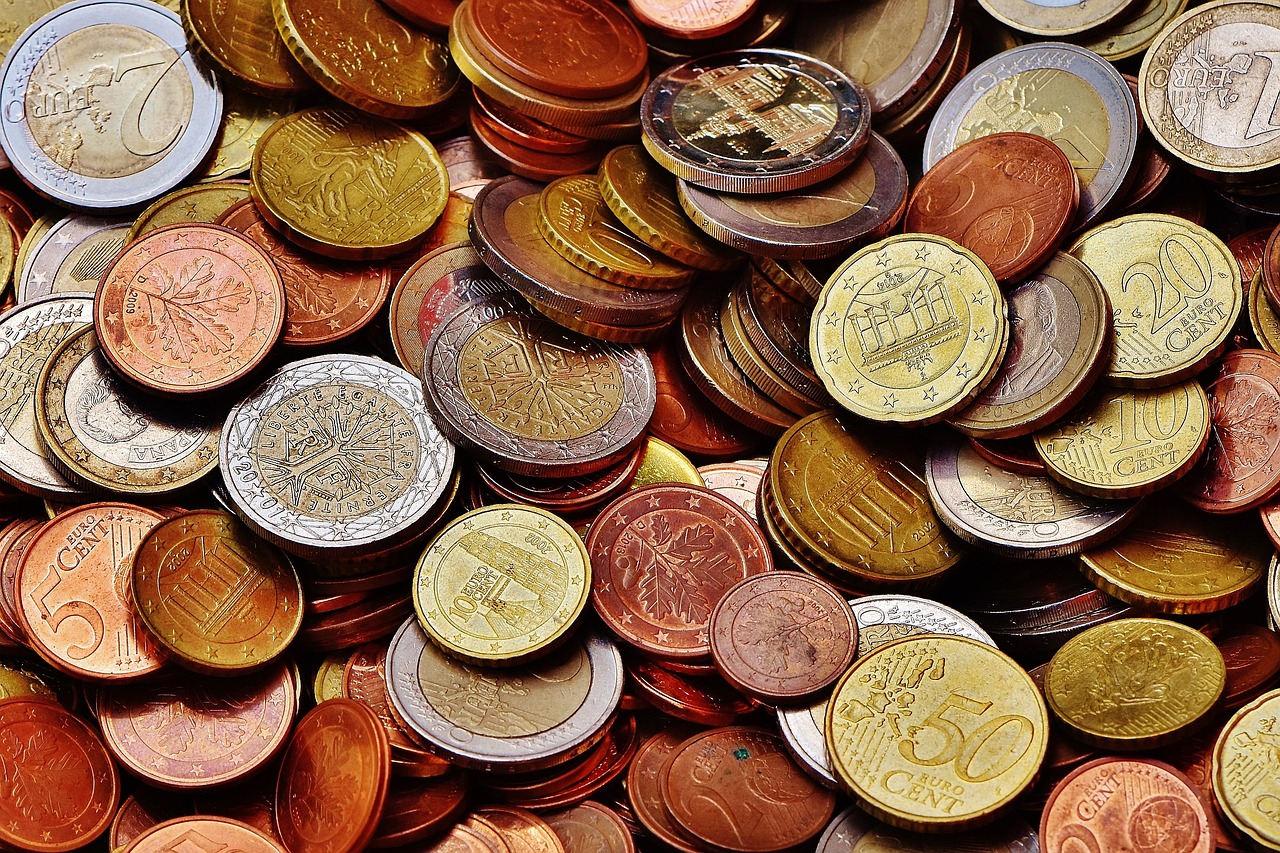 Per crowdfunding si intende la raccolta di denaro da più persone. La parola inglese “crowd” sta per folla, mentre la parola “funding” sta, appunto, per raccolta di denaro. Le finalità del crowdfunding sono diverse. 